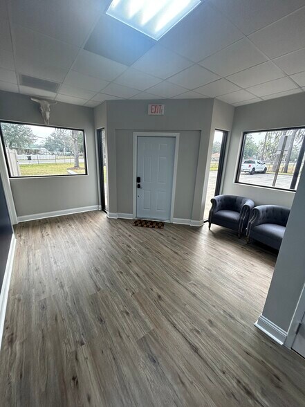 More Photos Of 14 Swimming Pen Dr, Middleburg Office For Lease