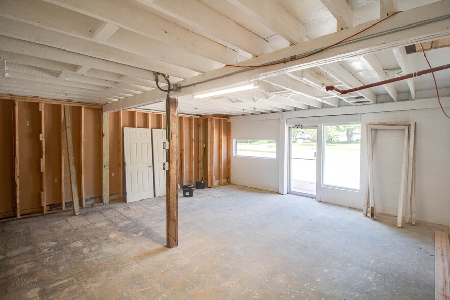 More Photos Of 406 W Carpenter St, Jerseyville Flex For Sale