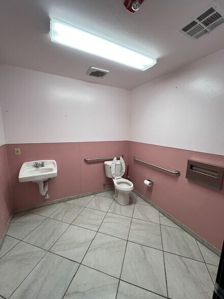 More Photos Of 4700 Panama Ln, Bakersfield Unknown For Lease