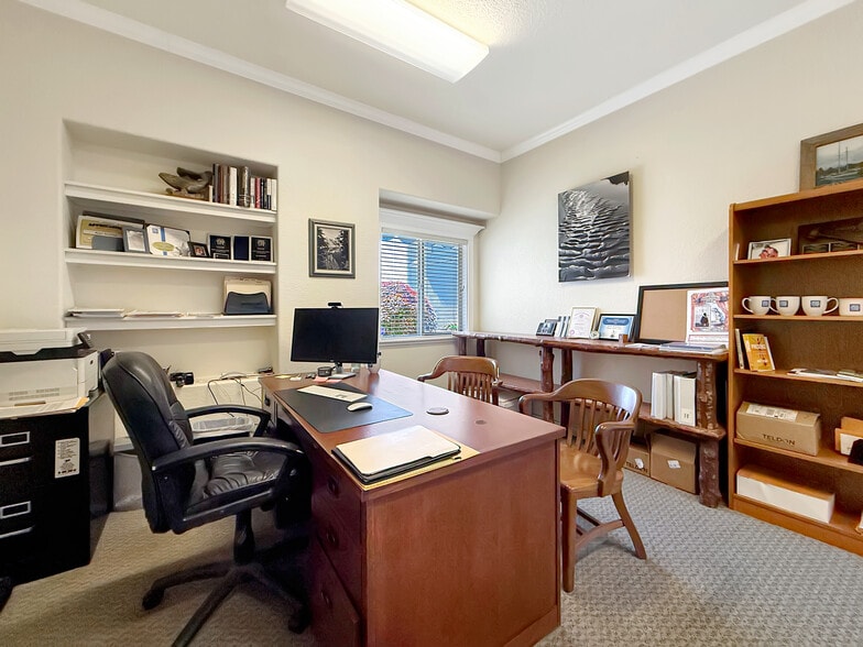More Photos Of 624 Fleet St, Brookings Office For Sale