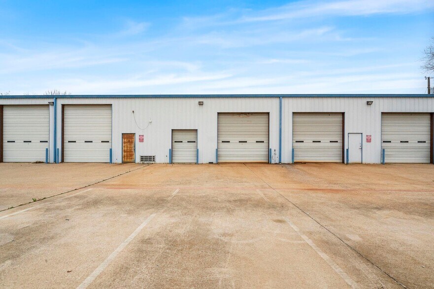 More Photos Of 240 Exchange St, Burleson Auto Dealership For Sale