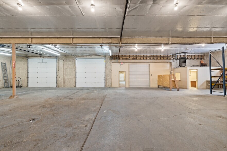 More Photos Of 922 W Fourth St, Mansfield Warehouse For Lease