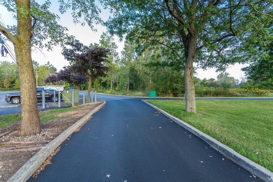 More Photos Of 6850 Main St, Williamsville Light Distribution For Lease