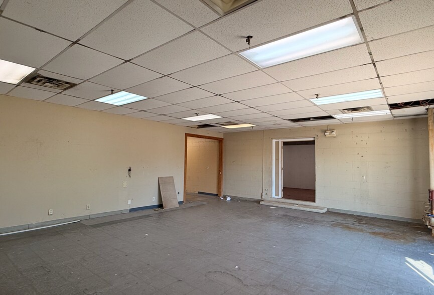 More Photos Of 10679 Harry Hines Blvd, Dallas Showroom For Lease