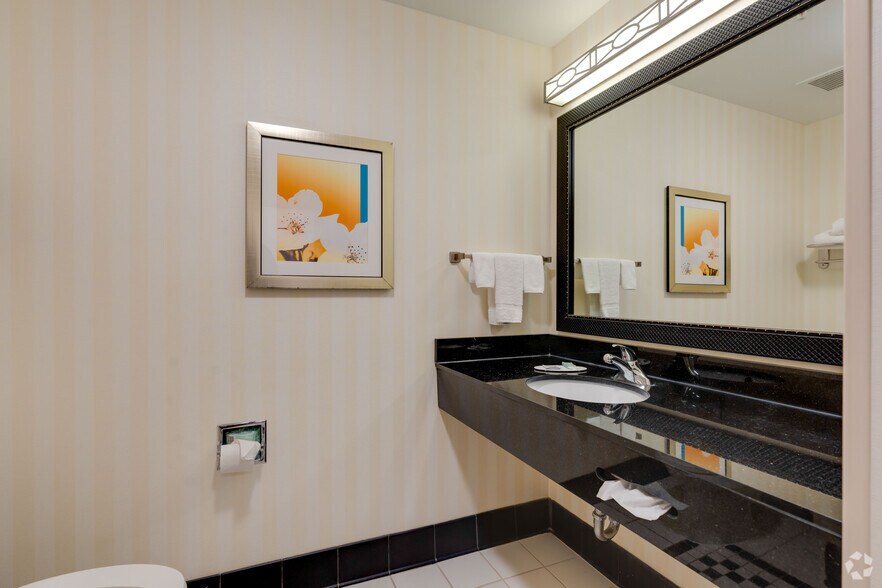 More Photos Of 1319 E King Ave, Kingsland Hotel For Sale