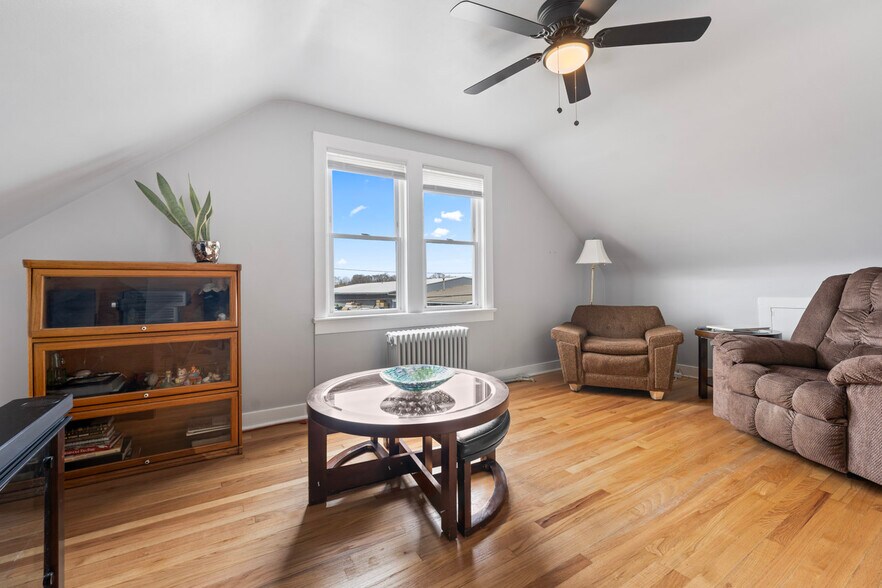 More Photos Of 310 W Irving Park Rd, Wood Dale General Retail For Sale