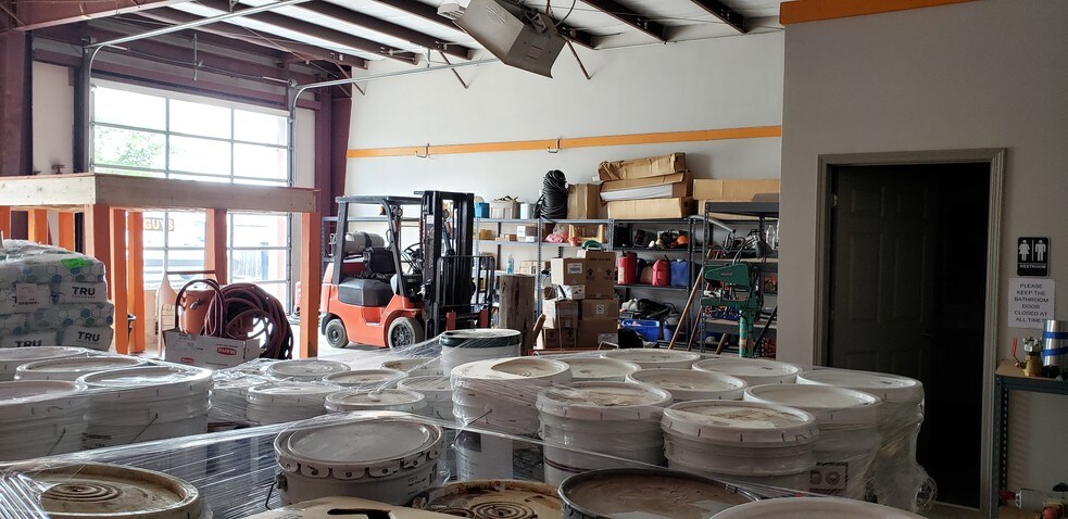 More Photos Of 5146 N 23rd St, Ozark Warehouse For Lease