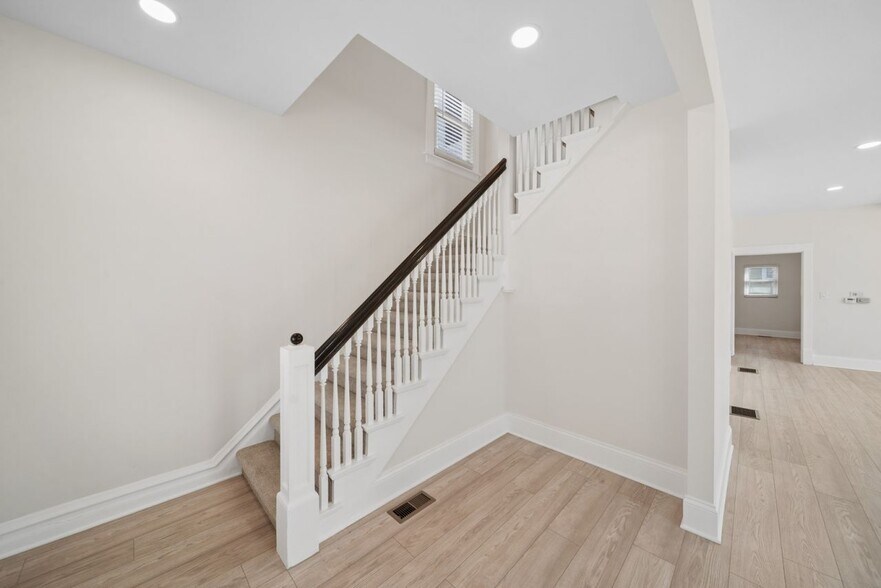 More Photos Of 323 S Hale St, Wheaton Office Residential For Sale