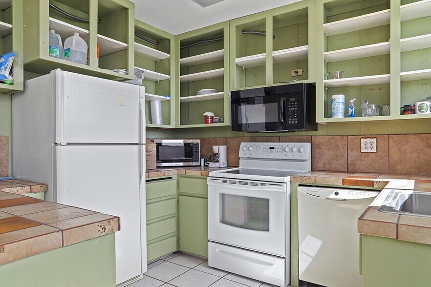 More Photos Of 2660 NW Vine St, Grants Pass Manufacturing For Sale