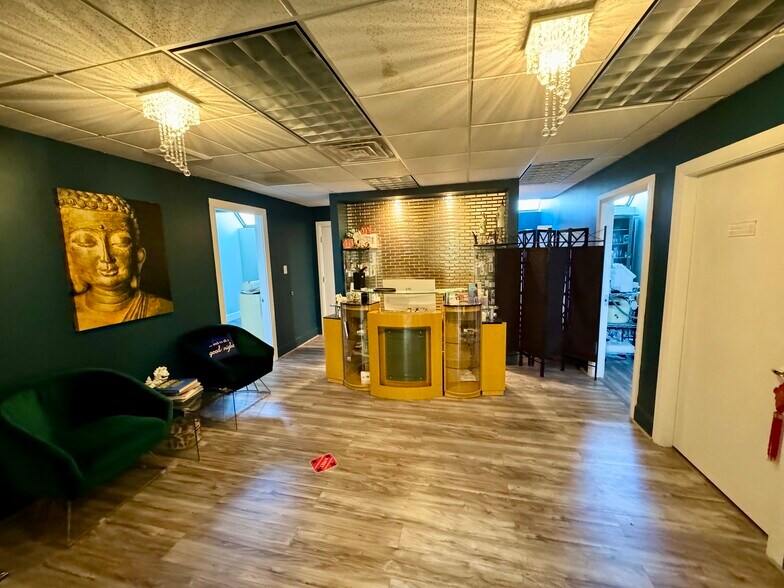 More Photos Of 107 Free Ct, Sterling Bank For Lease