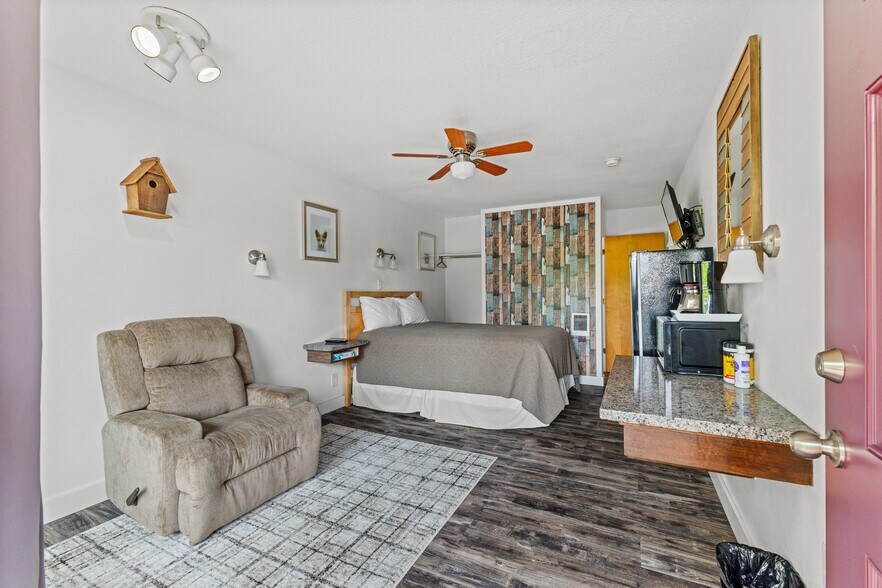 More Photos Of 787 N Central Blvd, Coquille Hotel For Sale