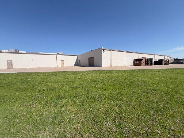 More Photos Of 1720-1748 N Greenville Ave, Richardson Light Manufacturing For Sale