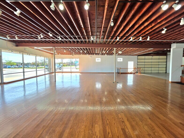 More Photos Of 10220 Grand Ave, Franklin Park Storefront Retail Office For Lease
