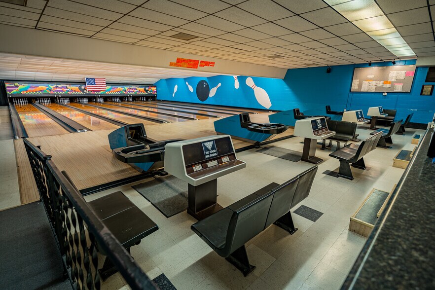 More Photos Of 675 Grant St, Winneconne Bowling Alley For Sale