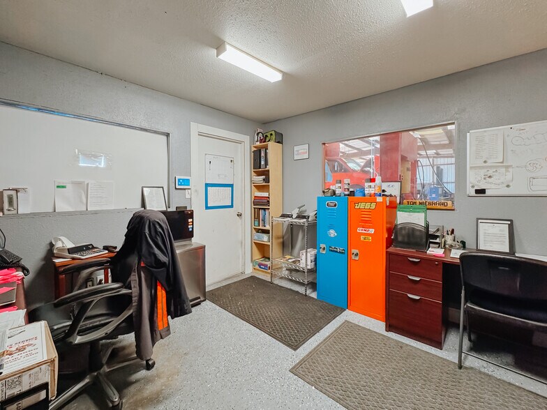 More Photos Of 5305 N Interstate Highway 45, Ennis Manufacturing For Sale