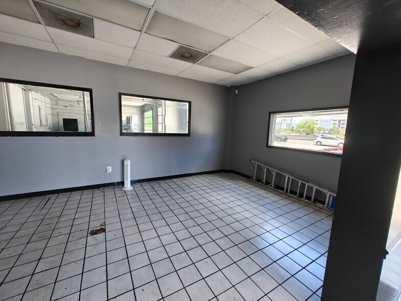 More Photos Of 18300 US Highway 19 N, Clearwater Auto Repair For Lease
