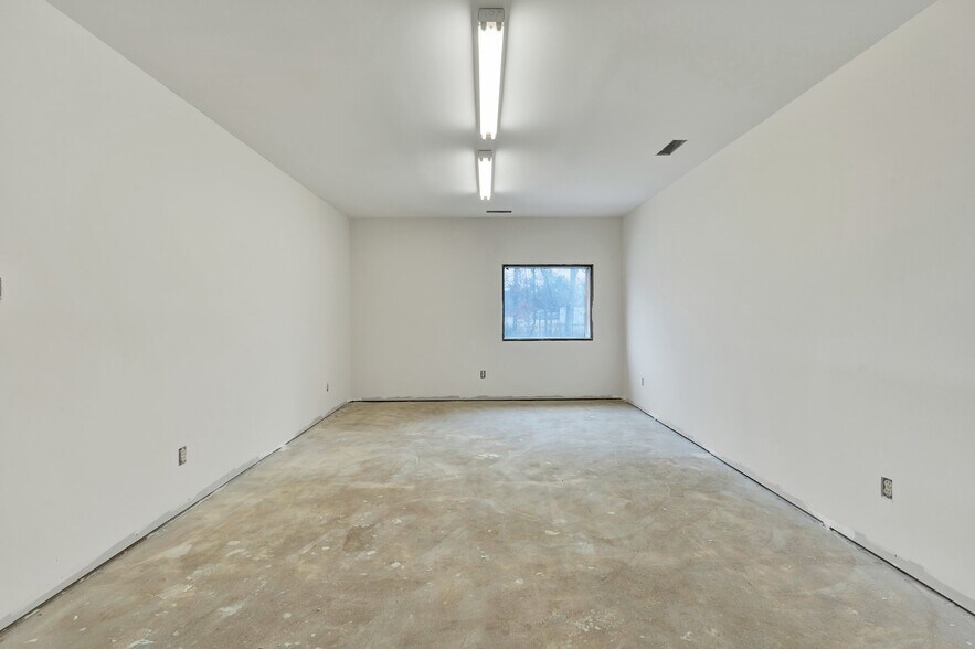 More Photos Of 1050 Whisperwood Trl NE, Cleveland Light Distribution For Sale