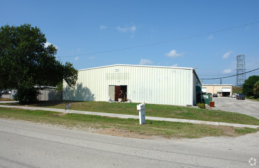 More Photos Of 950 Bell Rd, Sarasota Warehouse For Lease