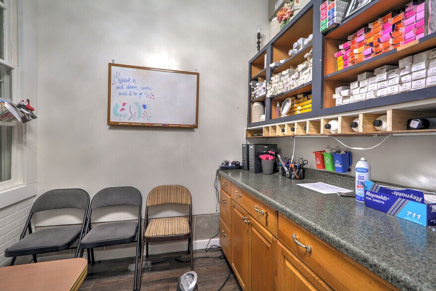 More Photos Of 1415 Pioneer Hwy, Silvana General Retail For Sale