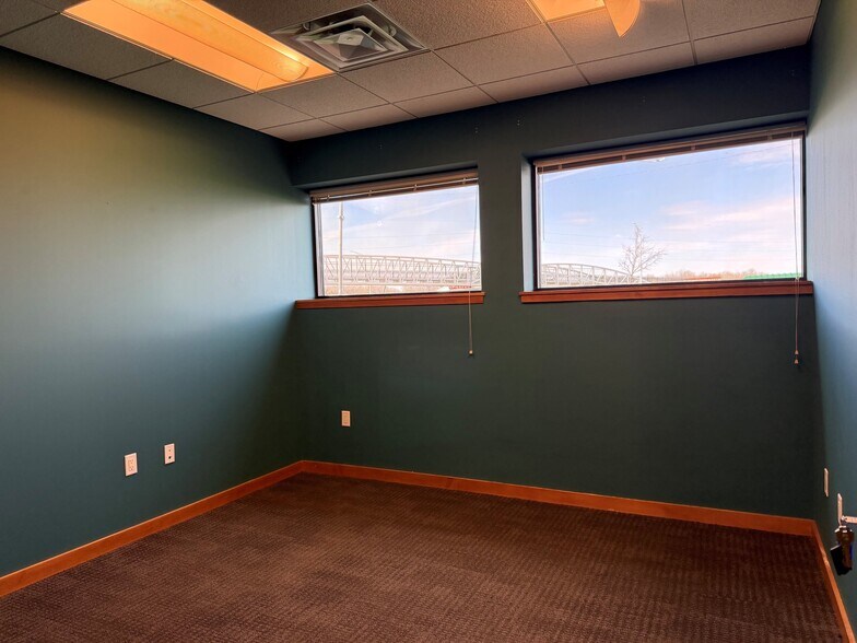 More Photos Of 2009 W Beltline Hwy, Madison Office For Lease