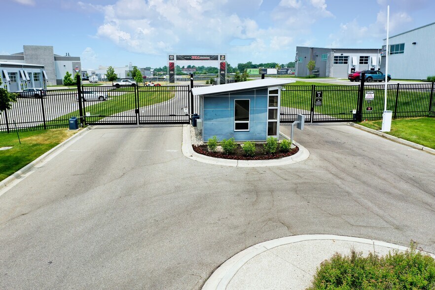 More Photos Of 264 Apex Dr, Pontiac Parking Garage For Sale