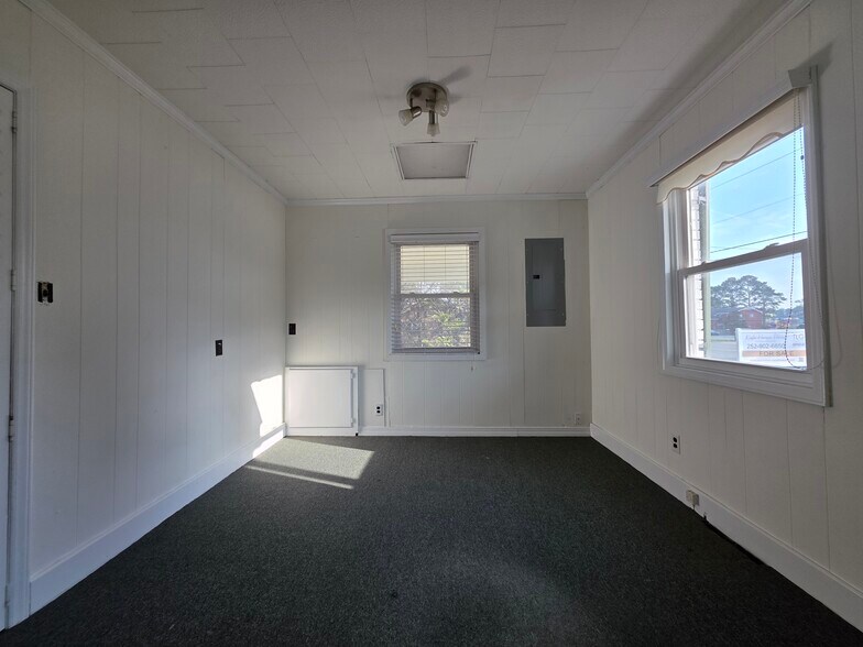 More Photos Of 2034 W 5th St, Washington Showroom For Sale