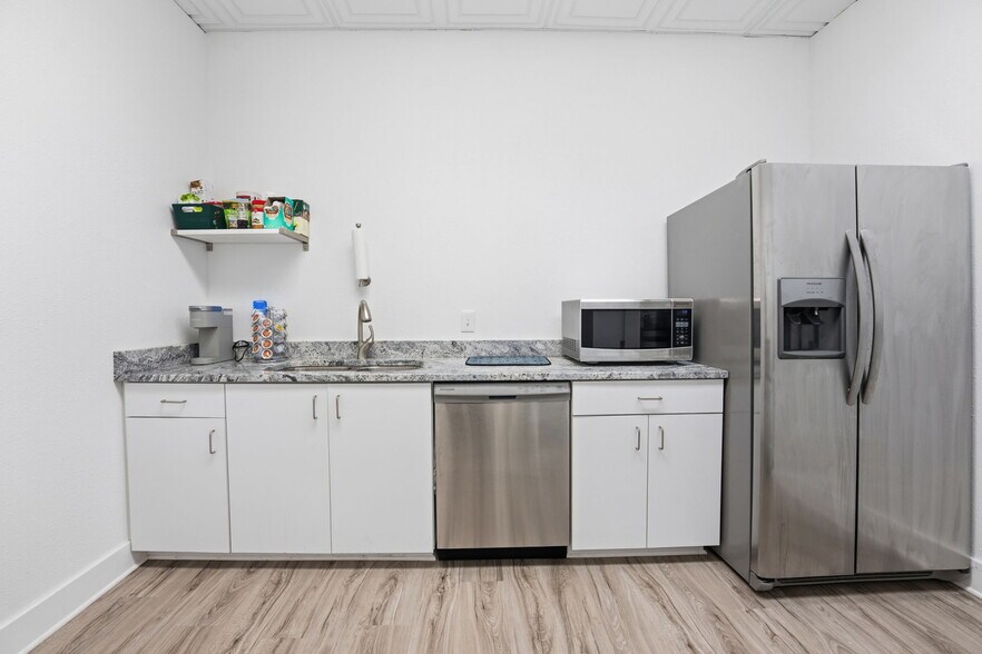 More Photos Of 5404 Hoover Blvd, Tampa Medical For Sale