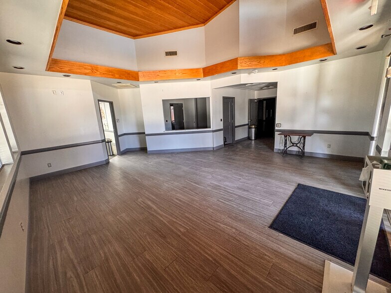 More Photos Of 4502 N Laurent St, Victoria Medical For Sale