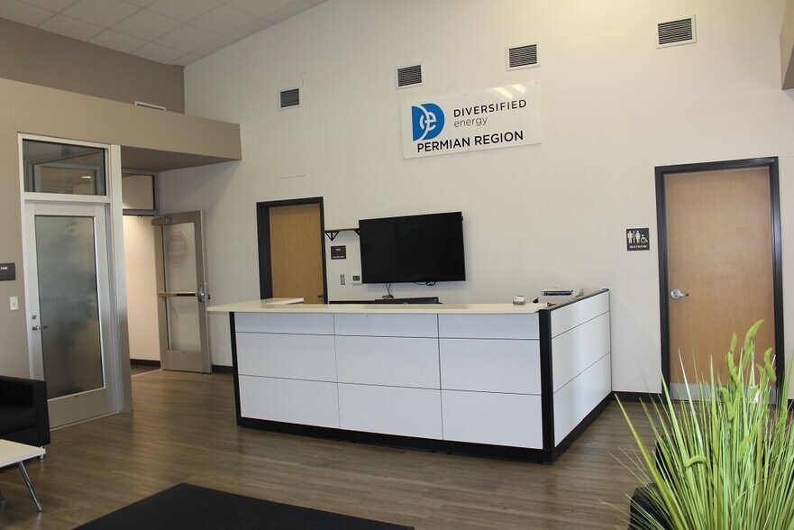More Photos Of 5735 SW 7000, Andrews Industrial For Sale