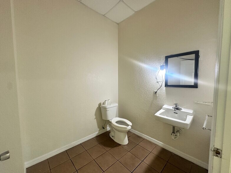 More Photos Of 3876 Bengert St, Orlando Warehouse For Lease