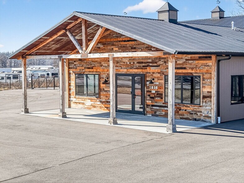 More Photos Of 1834 Outer Hwy 61 hwy, Moscow Mills Flex For Sale