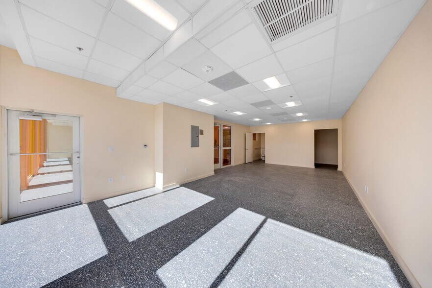 More Photos Of 123 NW 14th st, Miami Flex For Lease