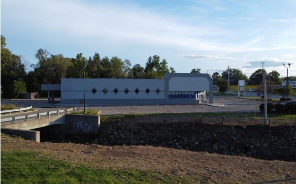 More Photos Of 4033 Fenton Rd, Burton Drugstore For Lease