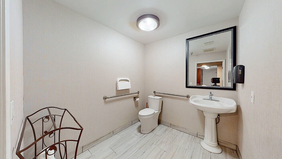 More Photos Of 1720 Sisk Rd, Modesto Hotel For Sale