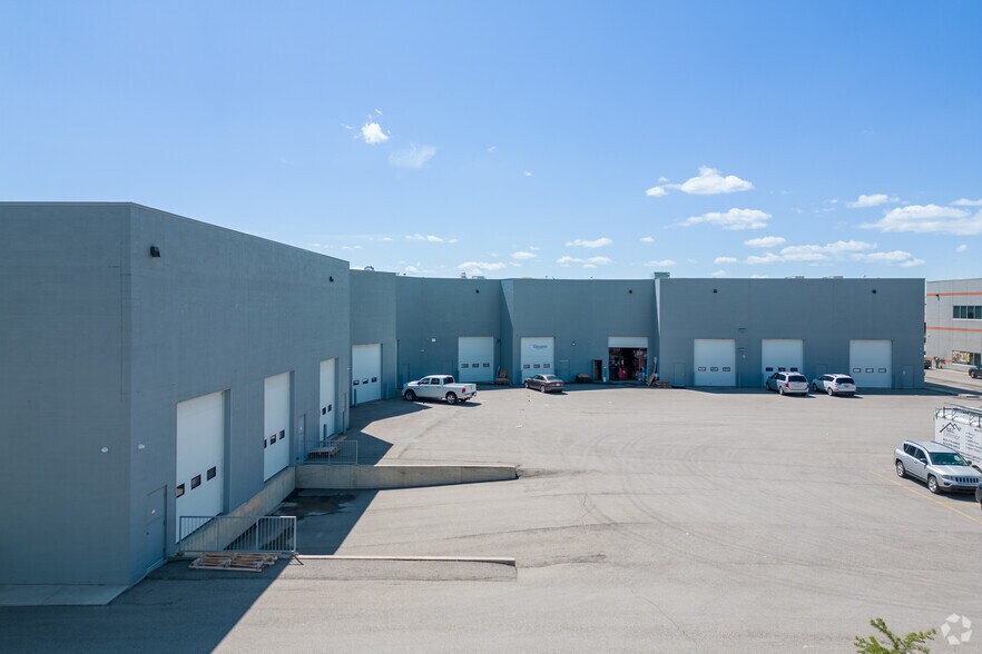 More Photos Of 3670 63rd Ave NE, Calgary Showroom For Lease