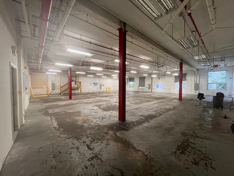 More Photos Of 235 Orient Ave, Jersey City Warehouse For Lease