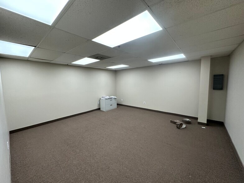 More Photos Of 270 Spagnoli Rd, Melville Office For Lease