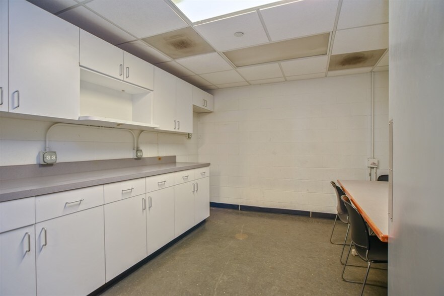 More Photos Of 855 E Grand Ave, Lake Villa Auto Dealership For Lease