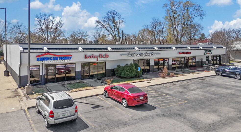 More Photos Of 7020 Douglas Ave, Urbandale Storefront For Sale