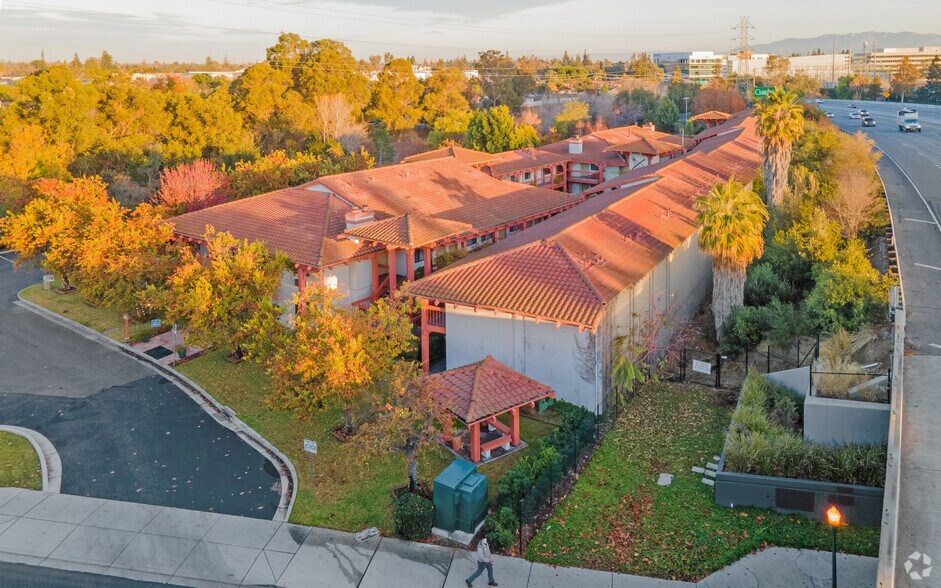 More Photos Of 675 E Campbell Ave, Campbell Hotel For Sale