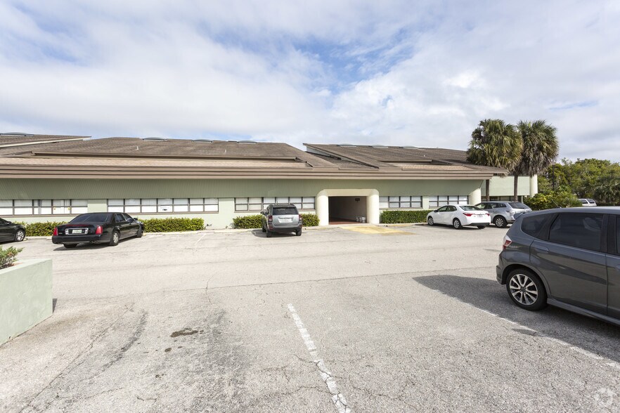 More Photos Of 12811 Kenwood Ln, Fort Myers Office For Lease