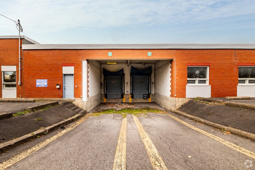 More Photos Of 126 Rue Jacques-Cartier N, St-Jean Storefront For Sale