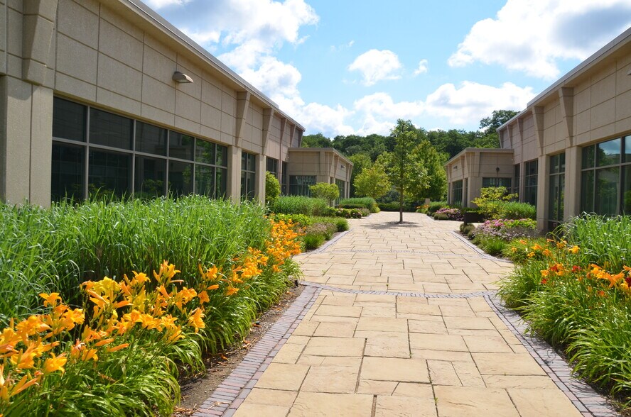 More Photos Of 320 Cardinal Dr, St Charles Medical For Lease