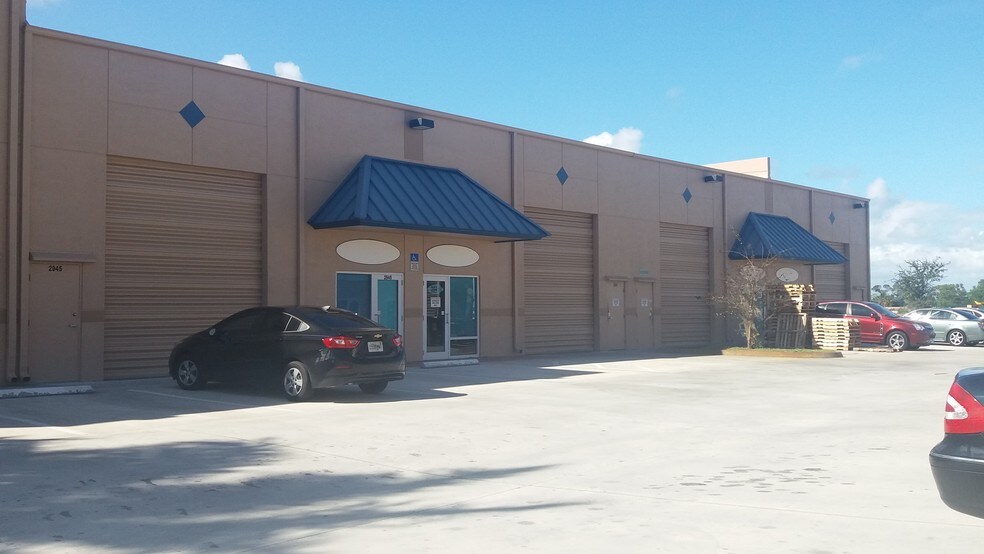 More Photos Of 2927-2947 SE Gran Park Way, Stuart Warehouse For Lease