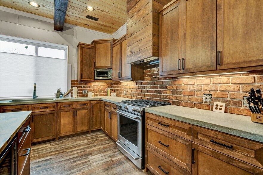 More Photos Of 1050 Whisperwood Trl NE, Cleveland Light Distribution For Sale