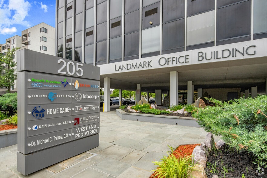 More Photos Of 205 S Whiting St, Alexandria Medical For Lease