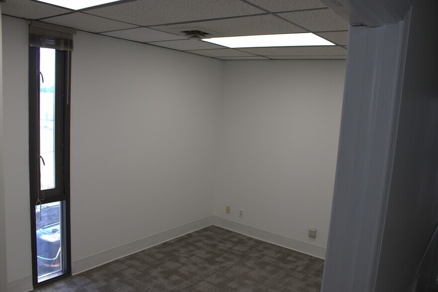 More Photos Of 1331 N Stewart Ave, Springfield Medical For Lease