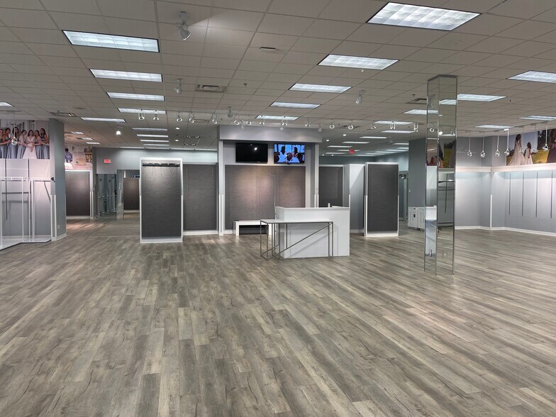 More Photos Of 601 E Dimond Blvd, Anchorage General Retail For Lease