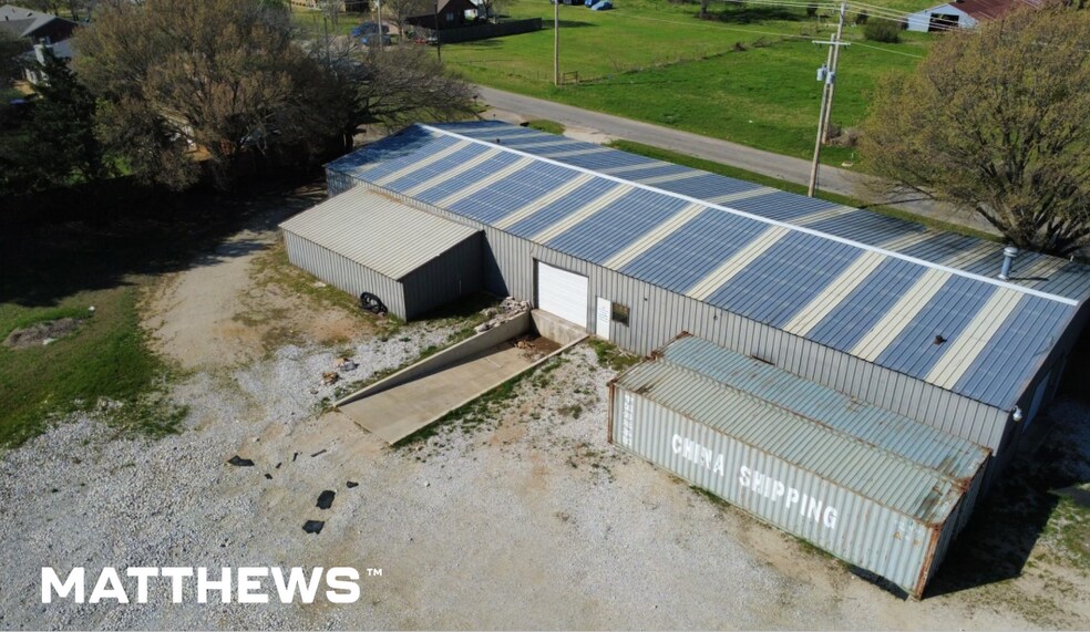 More Photos Of 1324 N Saint James Rd, Pilot Point Warehouse For Lease