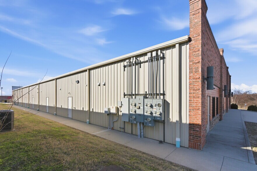 More Photos Of 5540-5550 N Farmer Branch Rd, Ozark General Retail For Lease